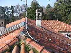 miniatura rimozione copertura in coppi, impresa conservativa strutture esterne Gallarate Varese Lombardia